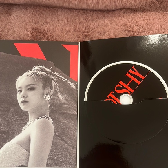 * KPOP* ♥️ Itzy Official Album ´Not Shy  ´ ♥️- No Photoca… - Picture 3 of 4